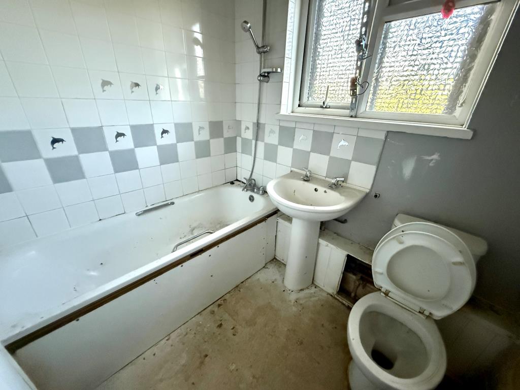 Lot: 74 - THREE-BEDROOM HOUSE FOR REFURBISHMENT - Bathroom with W.C.